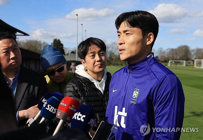 인터뷰하는 박진섭 (밀턴킨스[영국]=연합뉴스) 최재구 기자 = 코트디부아르전을 앞둔 한국 축구 국가대표팀의 박진섭이 26일(현지시간) 영국 런던 북서쪽 밀턴킨스 MK돈스 훈련장에서 훈련에 앞서 인터뷰하고 있다. 2026.3.27 jjaeck9@yna.co.kr