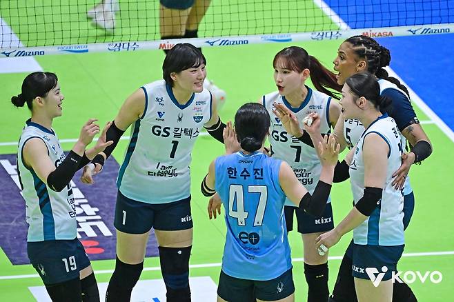 득점 후 기뻐하는 GS칼텍스 선수들  [한국배구연맹 제공. 재판매 및 DB 금지]