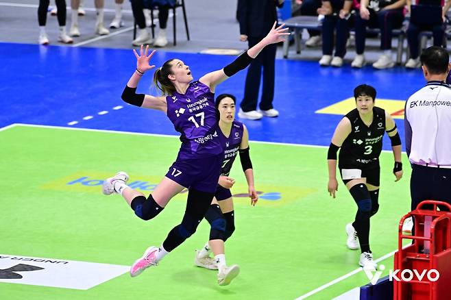 공격하는 흥국생명의 레베카(중앙) [한국배구연맹 제공. 재판매 및 DB 금지]