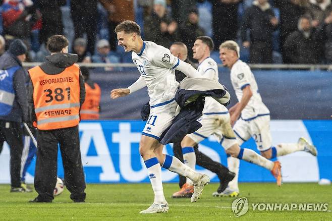 승리가 확정된 후 기뻐하는 코소보 선수들. [EPA=연합뉴스]