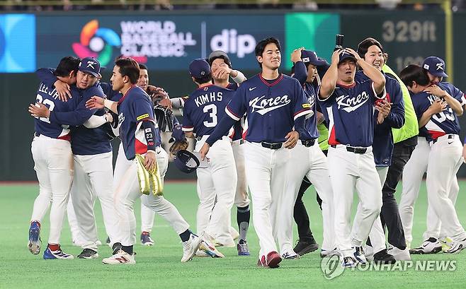 WBC 8강 진출에 기뻐하는 선수들 (도쿄=연합뉴스) 임화영 기자 =9일 일본 도쿄돔에서 열린 2026 월드베이스볼클래식(WBC) C조 조별리그 최종전 대한민국과 호주의 경기.
    호주를 꺾고 8강 진출을 확정한 한국 선수들이 기뻐하고 있다. 2026.3.9 hwayoung7@yna.co.kr