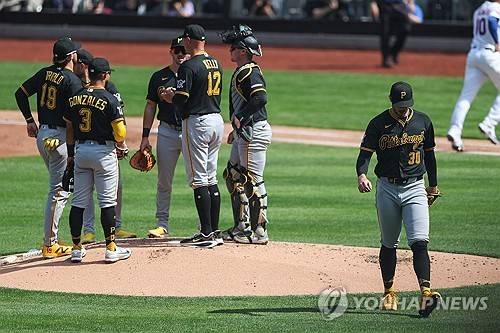 1회에 강판당한 폴 스킨스 [게티이미지/AFP=연합뉴스]