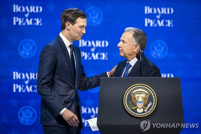 이란 협상단을 이끄는 트럼프 대통령의 사위 쿠슈너와 중동 특사 윗코프  [EPA=연합뉴스 자료사진. 재판매 및 DB 금지]