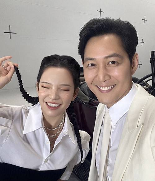 배우 이정재와 함께 2030 부산세계박람회 홍보대사로 위촉된 가상 인플루언서 로지 [로지 SNS 캡처]