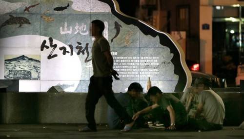 탐라문화광장서 술판 벌인 주취·노숙자들 [연합뉴스 자료사진]