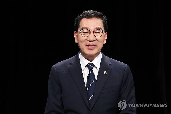 전남광주특별시장 경선 토론회에서 발언하는 신정훈 후보 (광주=연합뉴스) 조남수 기자 = 25일 광주 서구 KBC광주방송에서 열린 전남광주특별시장 민주당 경선 방송토론회에서 참석한 신정훈 경선후보가 발언하고 있다. 2026.3.25 iso64@yna.co.kr