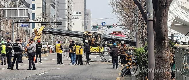 신논현역 인근 공사장 천공기 넘어져 3개 차선 통제 (서울=연합뉴스) 27일 오전 11시 1분께 서울 강남구 역삼동 신논현역 인근 공사장에서 천공기가 도로를 가로질러 넘어져 구청과 소방 당국이 수습 중이다.
    인명 피해는 없었으나 전도된 천공기가 인근 도로 3개 차선을 가로막고 가로수와 보도블록 일부가 파손됐다. 2026.3.27 [독자 제공. 재판매 및 DB 금지] photo@yna.co.kr