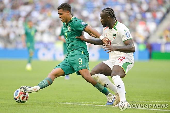 볼리비아 국가대표로 수리남과 경기에 나선 엔조(왼쪽). [EPA=연합뉴스]