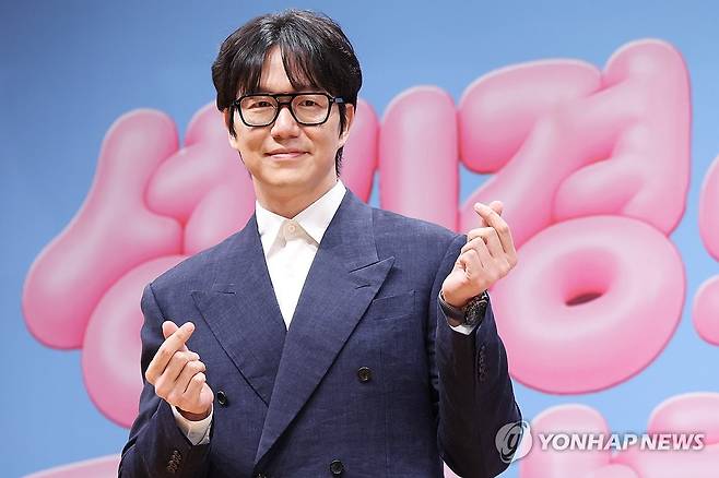 하트 만든 성시경 (서울=연합뉴스) 강민지 기자 = 가수 성시경이 27일 서울 영등포구 KBS아트홀에서 열린 KBS '더 시즌즈-성시경의 고막남친' 제작발표회에서 포즈를 취하고 있다. 2026.3.27 mjkang@yna.co.kr