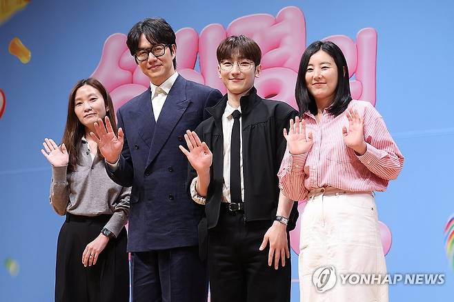 '더 시즌즈-성시경의 고막남친' (서울=연합뉴스) 강민지 기자 = 27일 서울 영등포구 KBS아트홀에서 열린 KBS '더 시즌즈-성시경의 고막남친' 제작발표회에서 출연진과 제작진이 포즈를 취하고 있다. 왼쪽부터 손자연 PD, 성시경, 정동환, 정미영PD.  2026.3.27 mjkang@yna.co.kr