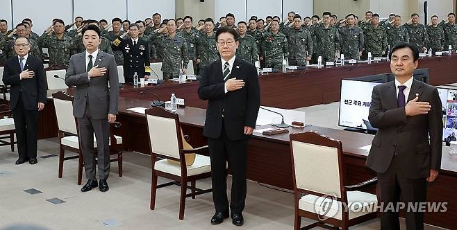 이재명 대통령, 전군주요지휘관회의 참석 (서울=연합뉴스) 한상균 기자 = 이재명 대통령이 27일 서울 국방부에서 열린 전군주요지휘관회의에서 국기에 경례하고 있다. 2026.3.27 xyz@yna.co.kr