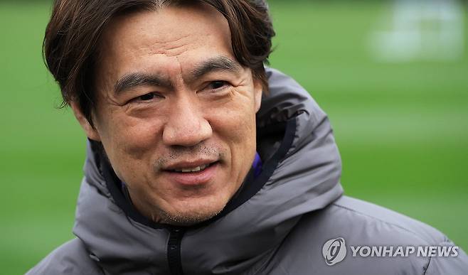 홍명보 감독의 미소 (밀턴킨스[영국]=연합뉴스) 최재구 기자 = 코트디부아르전을 앞둔 한국 축구 국가대표팀의 홍명보 감독이 24일(현지시간) 영국 런던 북서쪽 밀턴킨스에서 팀훈련에 앞서 취재진과 대화하며 미소를 보이고 있다. 2026.3.25 jjaeck9@yna.co.kr