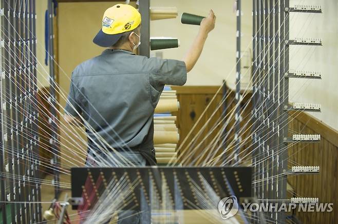 일본 공장 노동자 사진은 기사 내용과 관계없음. [EPA 연합뉴스 자료사진. 재판매 및 DB 금지]