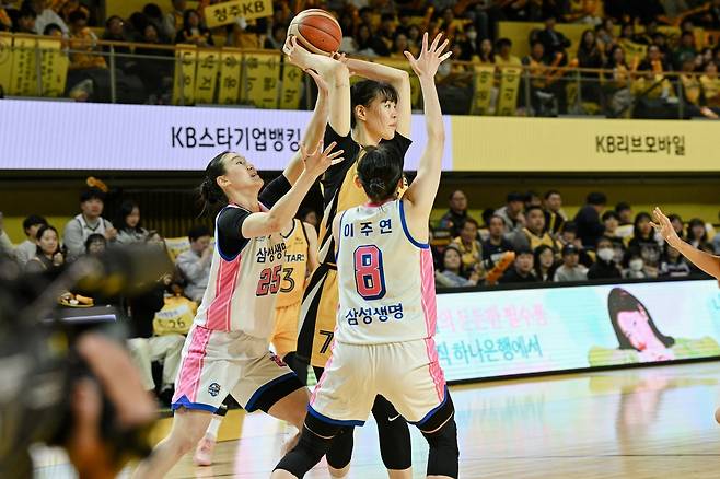 여자프로농구 청주 KB와 용인 삼성생명의 경기 장면 [WKBL 제공. 재판매 및 DB 금지]