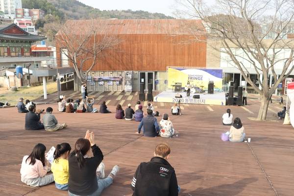 27일 오후 4시 윤이상기념관 야외무대에서 안지원이 노래하고 있다. 통영프린지는 다음달 4일까지 열린다. /주성희 기자