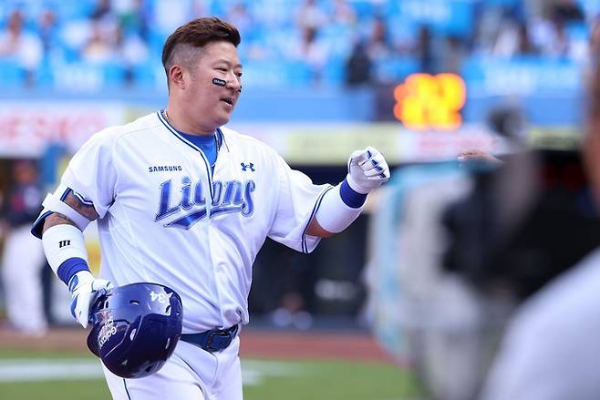 ▲ 삼성라이온즈 2026 개막전 8회 말 'KBO 역대 최고령 안타'를 기록한 최형우. 삼성라이온즈