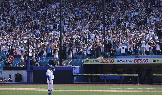 ▲ 28일 대구 수성구 삼성라이온즈파크에서 열린 KBO 리그 개막전 삼성 라이온즈와 롯데 자이언츠 경기에서 삼성 선발투수 후라도가 1회 초 윤동희에게 홈런을 허용한 뒤 마운드에 서 있다. 권남인 기자 kni@kyongbuk.com