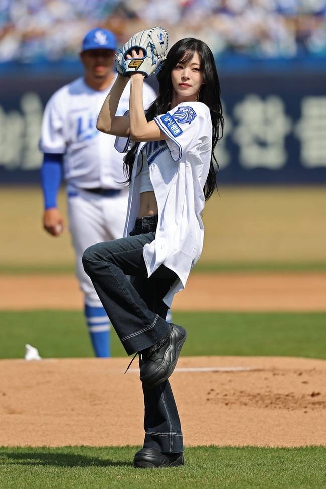 ▲ 대구 삼성라인온즈 라이온즈 파크에서 28일 열린 개막전에서 걸그룹 프로미스나인 멤버 이채영이 시구를 진행하고 있다. 삼성라이온즈