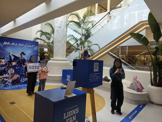 더현대 대구가 프로야구 개막에 맞춰 '라이온즈 팬 페스타(LIONS FAN FESTA)'를 진행하는 가운데 지난 27일 오전 한 야구팬들이 포토존에서 사진을 찍고 있다. 권영진 기자