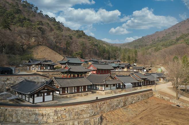 문경 산북면 깊은 산자락에 자리한 대승사 전경. 전통 한옥 양식의 전각들이 층층이 배치된 가운데, 고요한 산세와 어우러져 수행 도량 특유의 차분한 분위기를 자아내고 있다. <강남진기자>