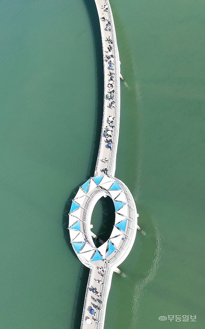 제1회 광양 섬진강 힐링걷기 행사가 열린 28일 걷기 동호회 등 수 많은 참가자들이 광양읍 태인동 배알도 수변공원일대에서 섬진강 봄바람을 맞으며 걷고 있다. 양광삼기자 ygs02@mdilbo.com