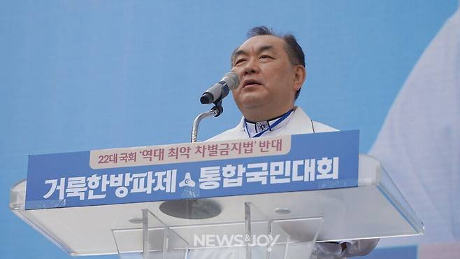 김운성 목사는 "대한민국을 덮고 있는 영적 대기 오염은 우리 육신과 영혼, 자녀·가정·한국교회·대한민국을 다 죽게 한다"고 말했다. 뉴스앤조이 엄태빈