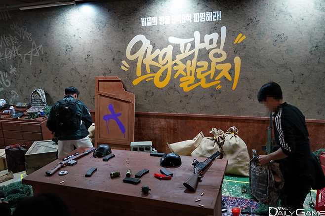 군장에 9kg의 무게를 맞춰 장구류를 채우는 체험 부스.