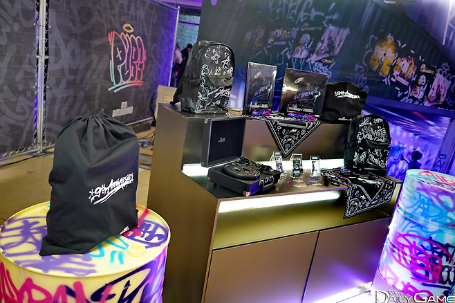 9주년 기념 패션 제품 콜렉션이 전시됐다.