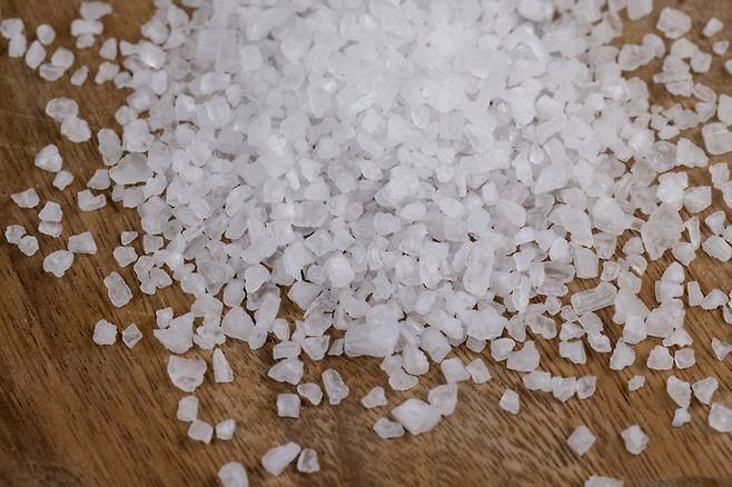 굵은소금을 활용하면 물리적으로 기름기를 제거할 수 있다. 사진=게티이미지뱅크