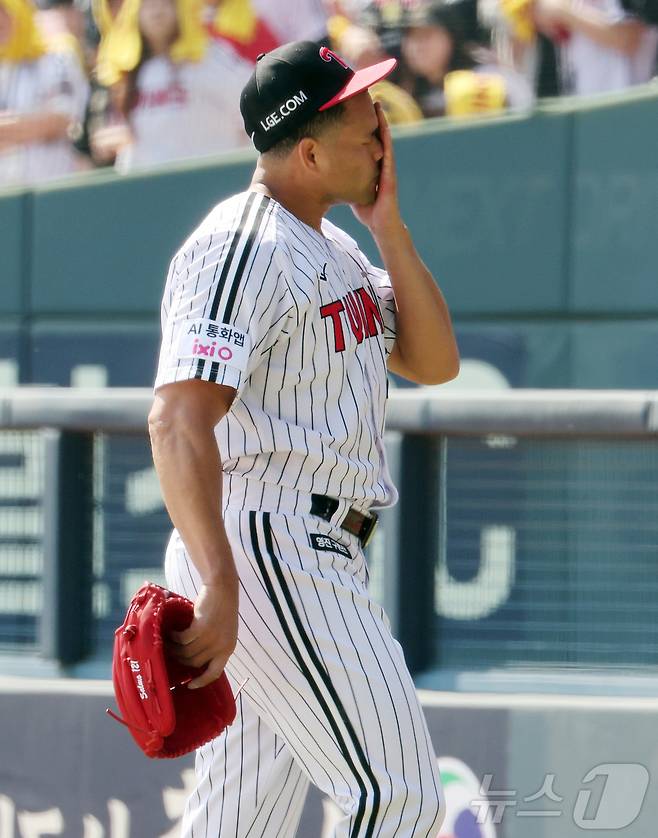 28일 서울 송파구 잠실야구장에서 열린 '2026 신한 SOL KBO리그' 공식 개막전 KT 위즈와 LG 트윈스의 경기, LG 선발 치리노스가 1회초 이닝을 마친 뒤 더그아웃으로 향하고 있다. 2026.3.28 ⓒ 뉴스1 김진환 기자
