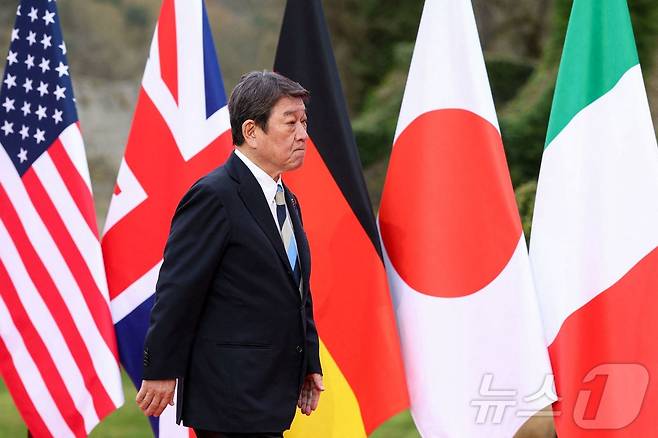 27일(현지시간) (서울=뉴스1) 김지완 기자 = 모테기 도시미쓰 일본 외무상이 프랑스 파리 근교 세르네라빌에서 열린 주요 7개국(G7) 외교장관 회의장에 도착하고 있다. 2026.03.27 ⓒ AFP=뉴스1