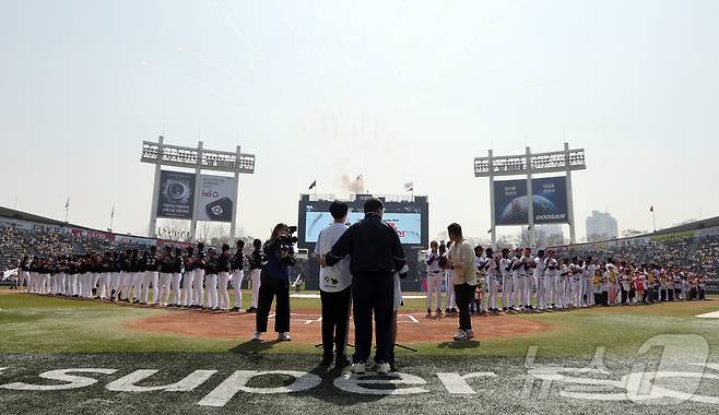 28일 서울 송파구 잠실야구장에서 열리는 '2026 신한 SOL KBO리그' 공식 개막전 KT 위즈와 LG 트윈스의 경기를 앞두고 양 팀 어린이 팬들이 허구연 KBO 총재와 함께 개막 선언을 하고 있다. 2026.3.28 ⓒ 뉴스1 김진환 기자