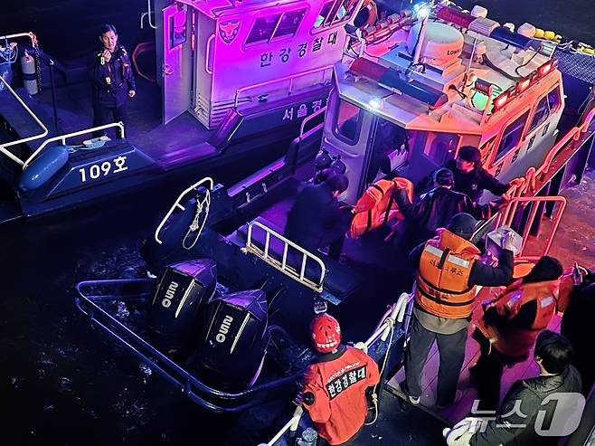 28일 오후 8시쯤 반포대교 무지개분수 인근을 지나던 유람선이 바닥에 걸려 멈춰 소방당국이 승객 구조에 나섰다. (독자제공) ⓒ 뉴스1