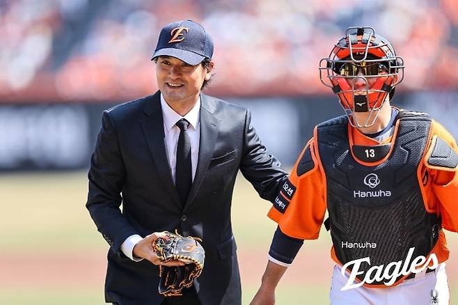 박찬호가 시구를 한 뒤 웃어 보이고 있다. 사진 | 한화 이글스