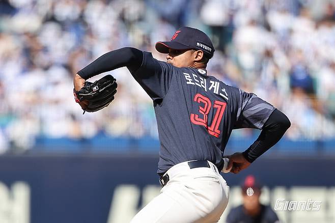 롯데 로드리게스가 28일 대구삼성라이온즈파크에서 열린 2026 KBO리그 정규시즌 개막전 삼성과 경기에 선발 등판해 역투하고 있다. 사진 | 롯데 자이언츠