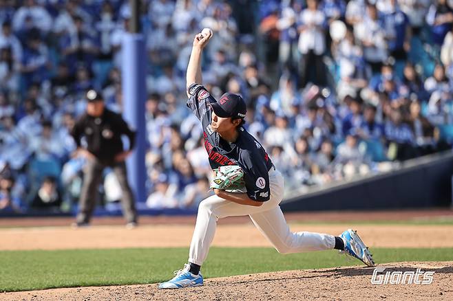 롯데 정철원이 28일 대구삼성라이온즈파크에서 열린 2026 KBO리그 정규시즌 개막전 삼성과 경기에서 6회 올라와 역투하고 있다. 사진 | 롯데 자이언츠