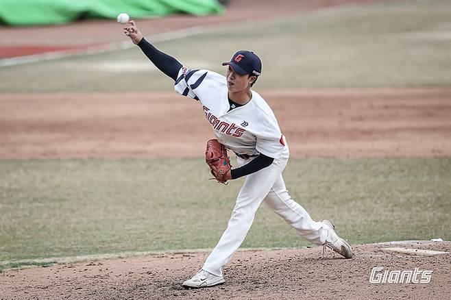 롯데 박정민이 12일 부산 사직구장에서 열린 2026 KBO리그 시범경기 KT전에 등판해 역투하고 있다. 사진 | 롯데 자이언츠