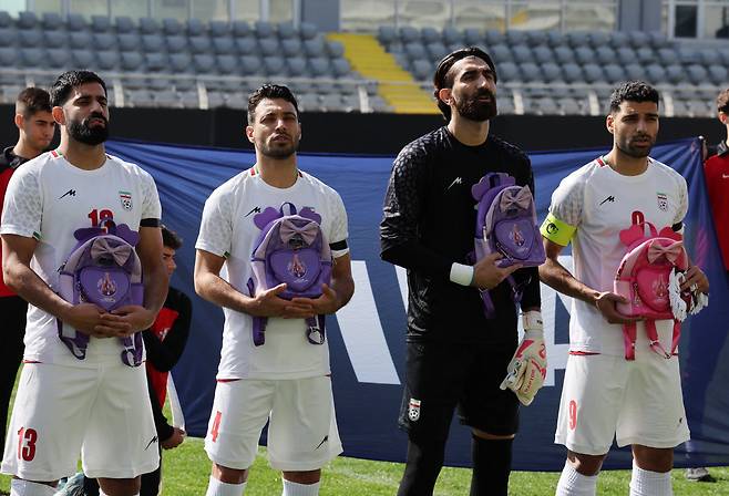 Soccer Football - International Friendly - Iran v Nigeria - Mardan Sports Complex, Antalya, Turkey - March 27, 2026  Iran's Hossein Kanaani, Shoja Khalilzadeh, Alireza Beiranvand and Mehdi Taremi hold school bags in memory of the victims of the girls school bombing in Minab, Iran REUTERS/Umit Bektas







<저작권자(c) 연합뉴스, 무단 전재-재배포, AI 학습 및 활용 금지>