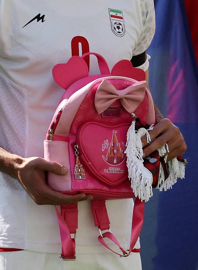 FILE PHOTO: Soccer Football - International Friendly - Iran v Nigeria - Mardan Sports Complex, Antalya, Turkey - March 27, 2026  Iran's Mehdi Taremi holds a school bag in memory of the victims of the girls school bombing in Minab, Iran REUTERS/Umit Bektas/File Photo







<저작권자(c) 연합뉴스, 무단 전재-재배포, AI 학습 및 활용 금지>