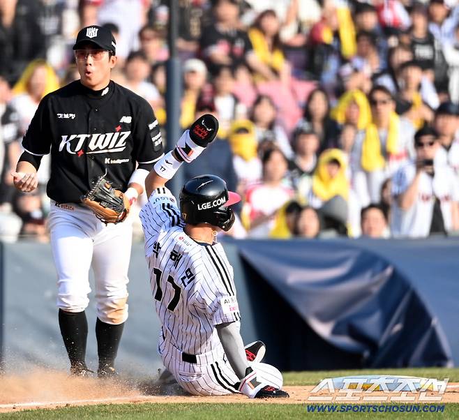 28일 잠실야구장에서 열린 KT와 LG의 개막전. 8회말 무사 만루 LG 오스틴의 내야땅볼 타구를 잡은 KT 3루수 허경민이 3루 베이스를 밟은 뒤 3루주자 박해민이 귀루하자 놀라고 있다. 잠실=허상욱 기자wook@sportschosun.com/2026.03.28/