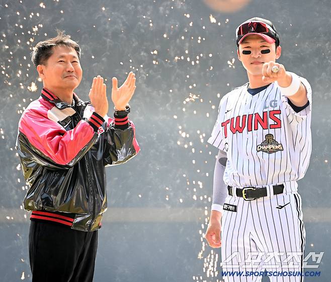 28일 잠실야구장에서 열린 KT와 LG의 개막전. 경기 전 진행된 2025 LG 트윈스 통합 우승 반지 전달식에서 주장 박해민이 김인석 LG 스포츠 대표이사로부터 우승 반지를 수여받고 있다. 잠실=허상욱 기자wook@sportschosun.com/2026.03.28/