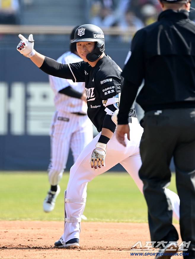 28일 잠실야구장에서 열린 KT와 LG의 개막전. 1회초 2사 1,2루 KT 이강민이 2타점 2루타를 치고 기뻐하고 있다. 잠실=허상욱 기자wook@sportschosun.com/2026.03.28/