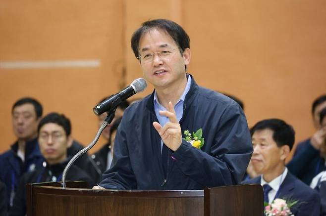 이동환 고양특례시장이 28일 신원배드민턴장에서 제14회 고양특례시장기 시니어 생활체육 배드민턴대회에 참석해 인사말을 하고 있다. 고양시 제공