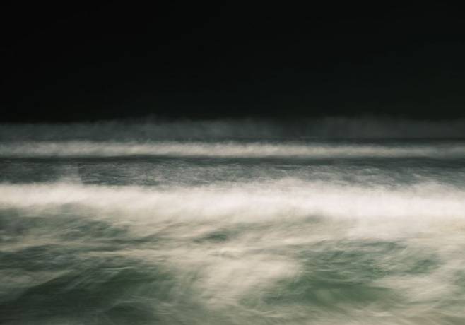 풍랑주의보 Listen, 2026 Archival Pigment Print on Hanji 200 x 140 cm. 갤러리 508