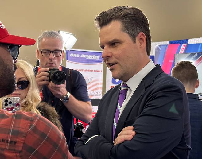 26일 텍사스주 그레이프바인의 보수정치행동회의(CPAC) 현장에서 맷 게이츠 전 공화당 하원의원이 대화를 하고 있다. /그레이프바인(텍사스주)=김은중 특파원