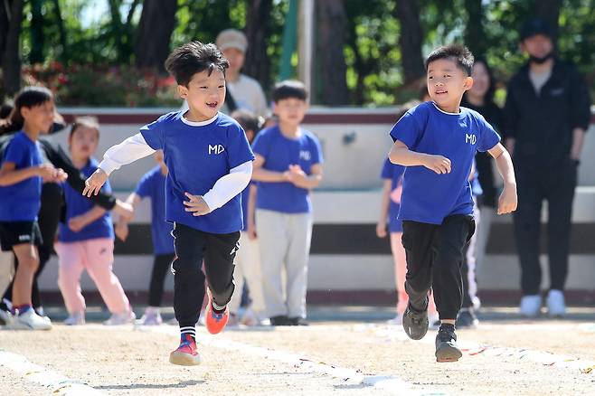 지난 2023년  5월 1일 대구 매동초등학교 운동장에서 열린 운동회에 참가한 어린이들이 달리기를 하고 있다. /뉴스1