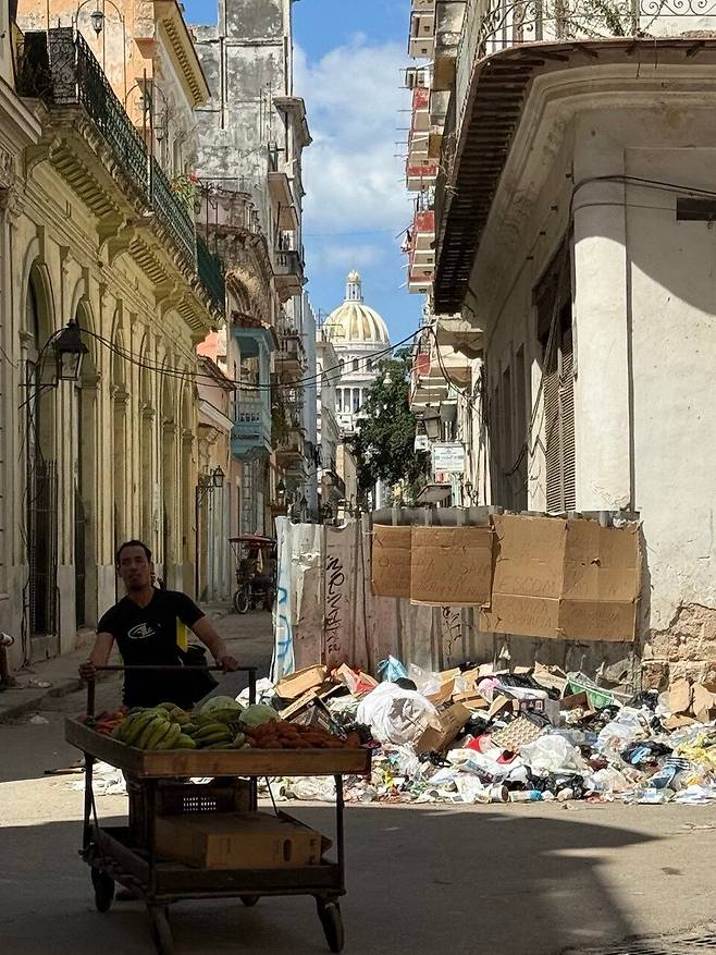 아바나 골목길 곳곳은 쓰레기장을 방불케 했다. /박국희 특파원
