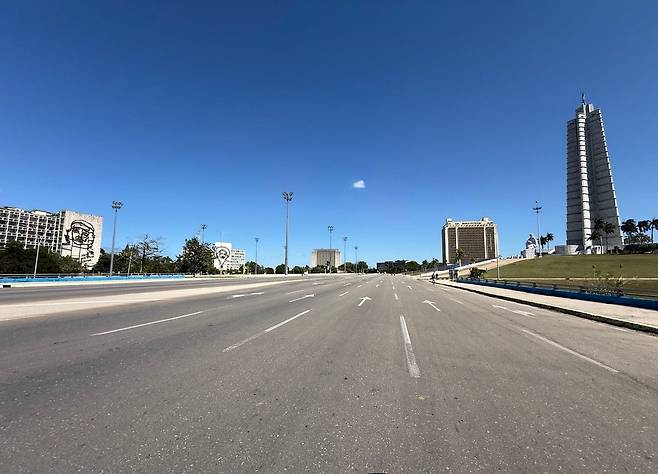 지난 22일 쿠바 아바나 혁명광장. 넓은 도로에 차량 한대가 보이지 않았다. /박국희 특파원