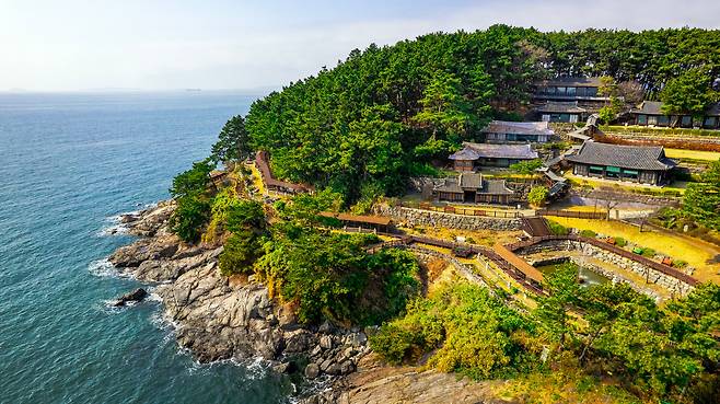 섬 전체를 한국 전통 정원으로 꾸며놓은 '죽도 상화원'도 동절기 휴무를 마치고, 27일부터 운영을 재개했다. 고택 등 한옥을 이건·복원한 한옥 마을이 무게 중심처럼 자리 잡고 있다. / 이건송 영상미디어 기자