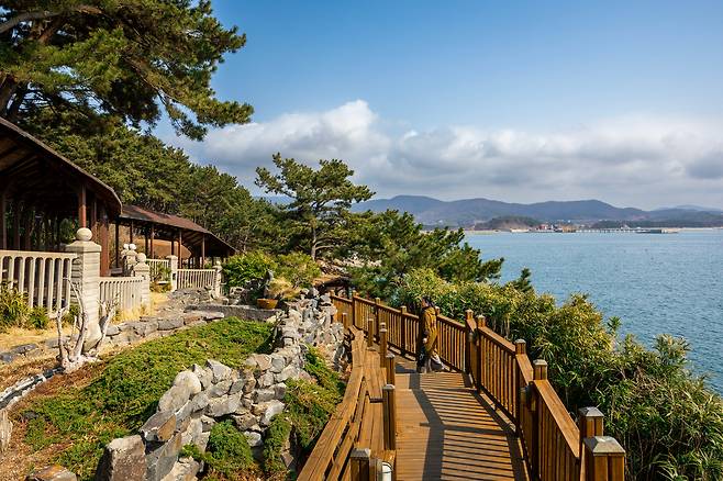 '죽도 상화원'의 둘레길은 지붕을 인 회랑으로 이어진다. 파도 소리를 가까이 들을 수 있는 산책로도 있어 골라 걸어볼 수 있다. / 이건송 영상미디어 기자